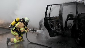 Älterer Mercedes geht am Straßenrand in Flammen auf