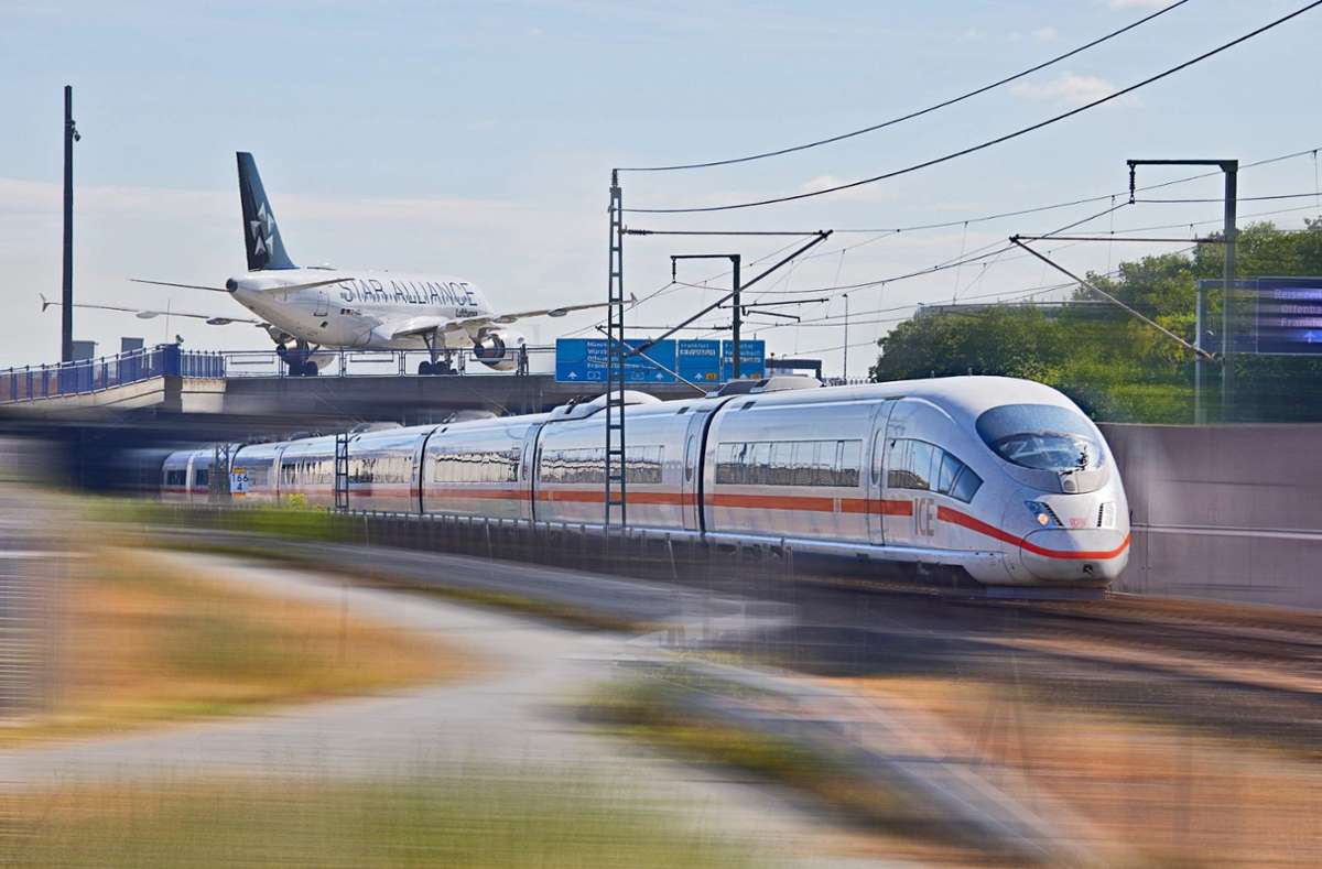Zugfahrt oder Flug - wie kommt man schneller zum Fraport? Foto: Deutsche Bahn AG / Oliver Roesler - Star Alliance