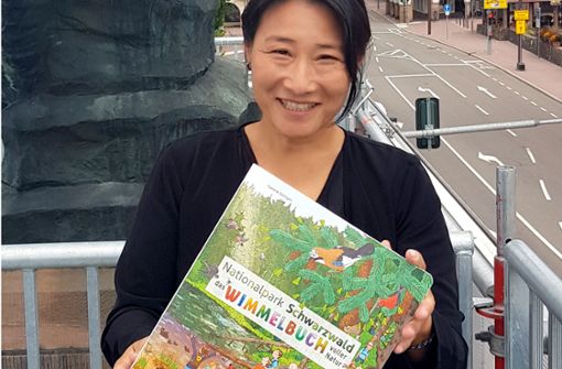Isabelle Göntgen präsentiert ihr Wimmelbuch in Freudenstadt. Foto: Göntgen
