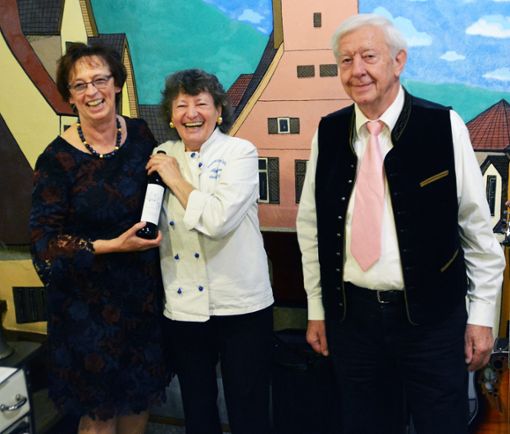Mit Wein dankten Maria und Heinz Kasik der Kunsthistorikerin Ingried Helber (links), die in die Werke der Künstler einführte. Foto: Schwarzwälder Bote
