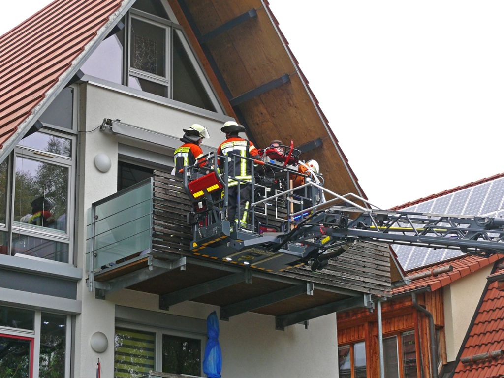 Da der Transport durchs Treppenhaus nicht mehr ging, musste die Feuerwehr helfen und den Patient mittels Drehleiter aus dem zweiten Obergeschoss herausholen.