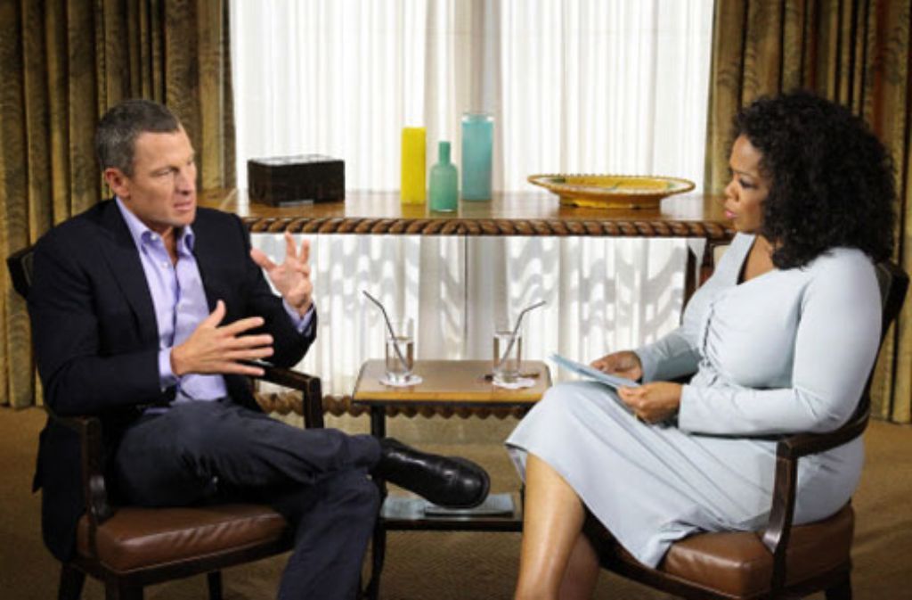 Die US-Talkmasterin Oprah Winfrey spricht am 14. Januar 2013 mit dem Ex-Radprofi Lance Armstrong. Armstrong hat in dem Interview erstmals Doping öffentlich zugegeben. Foto: dpa/George Burns/Harpo Studios, Inc.