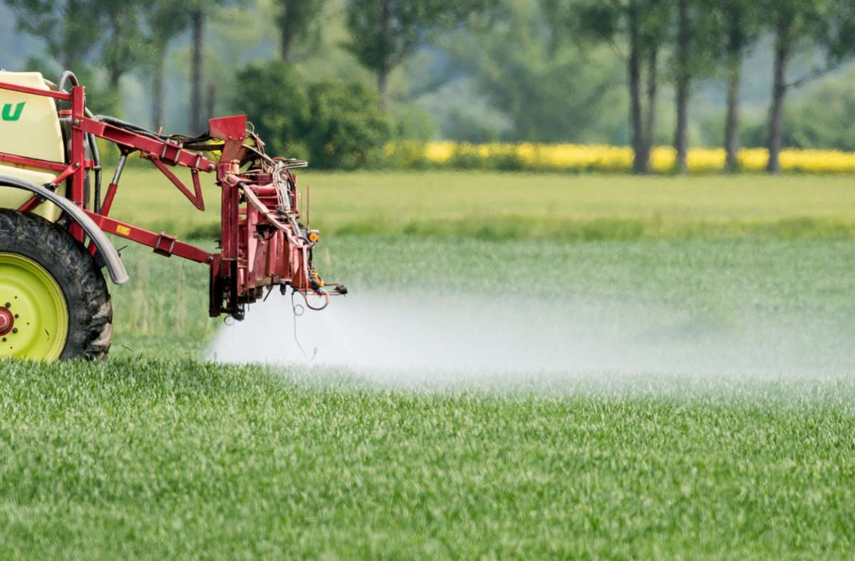 Das Land will die ausgebrachte Menge an Pestiziden drastisch reduzieren. Foto: picture alliance/Patrick Pleul