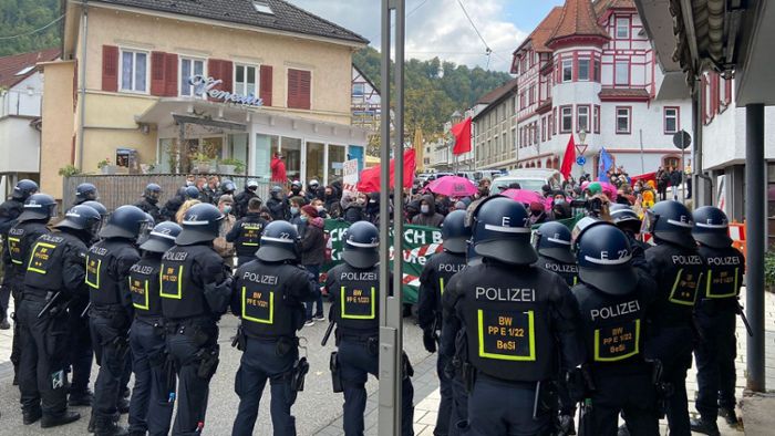 Demo vor Heckler & Koch - Gerangel zwischen Aktivisten und Polizei