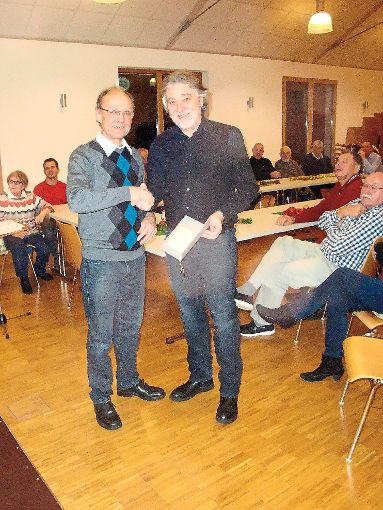 Hermann Lohmüller (links), Sprecher des Seniorenorchesters,   verabschiedet Dirigent Heinz Silbernagl. Foto: Wahl Foto: Schwarzwälder-Bote