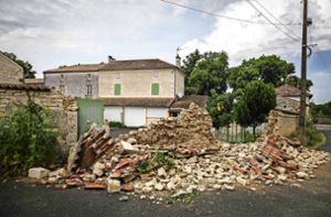 Schuttberge zeugen im Weiler La Laine vom Erdbeben am Freitag nahe der Balinger Partnerstadt Royan am französischen Atlantik. Foto: Thibaud Moritz/AFP/dpa