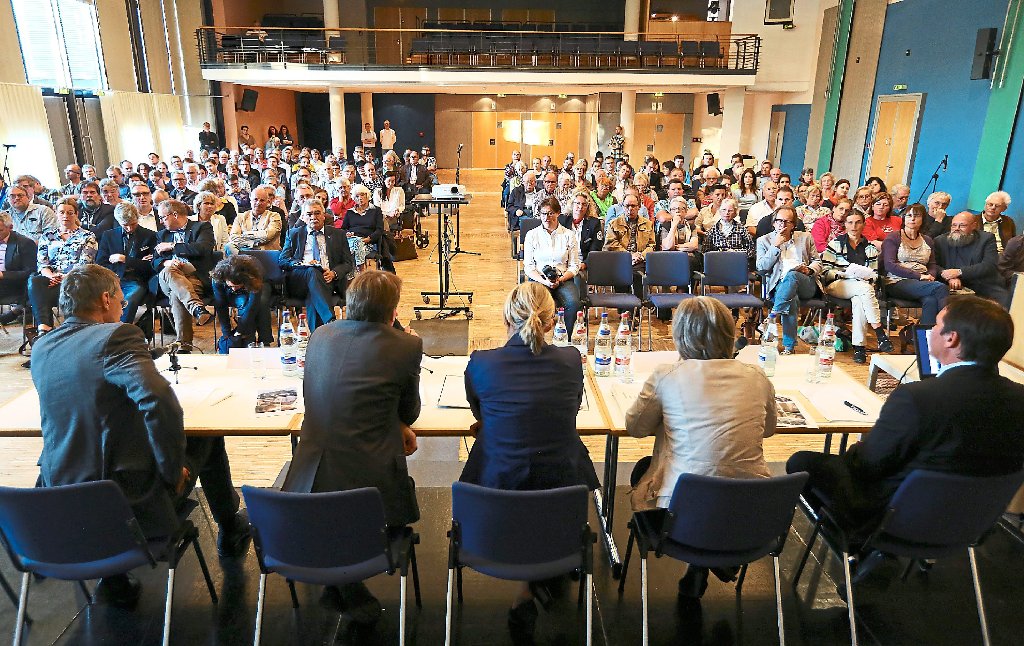 Ein Podium und viele Zuhörer: In der Hechinger Stadthalle Museum informierten Vertreter des Landes, des Landkreises und der Stadt Hechingen über die Notaufnahmestelle für Flüchtlinge in Hechingen.