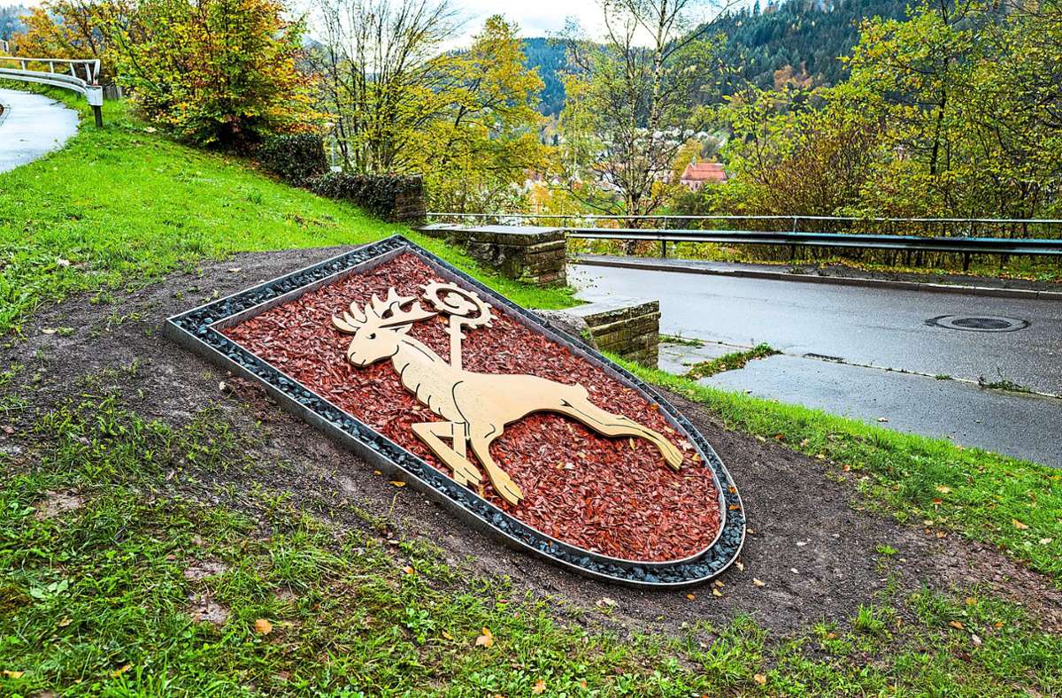 Das Hirsauer Wappen am Ortseingang aus Richtung Ottenbronn ist wieder repariert. Foto: Fritsch