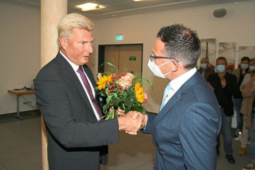Die Entscheidung ist gefallen. Bürgermeister Robert Strumberger (links) gratuliert seinem Nachfolger Heiko Wehrle. Foto: Liebau