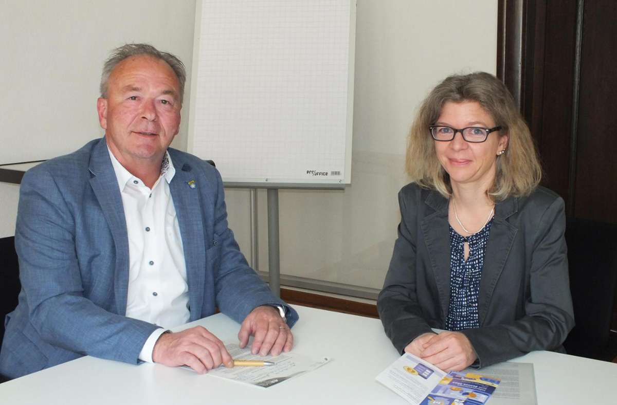 Oberbürgermeister Klaus Konzelmann und Bettina Aicher-Frech geben den Startschuss für den Zensus. Foto: Kistner