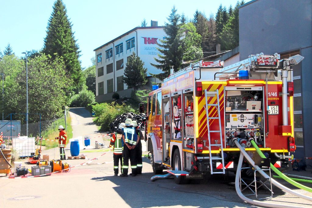 Nach einem Chemieunfall bei der Firma Hartchrom/Kreuz in Blumberg-Zollhaus rücken die Blumberger Feuerwehr und der Gefahrgutzug im Schwarzwald-Baar-Kreis mit einem Großaufgebot an.