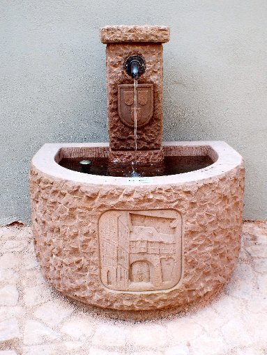 Der Hintere-Städtle-Brunnen beim Anwesen Schöttle im  Hinteren Städtle in Schiltachs Altstadt wurde wieder aufgebaut.Foto: Hoffmann Foto: Schwarzwälder-Bote