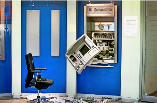Ein aufgesprengter Geldautomat im nordrhein-westfälischen Neukirchen-Vluyn. Foto: dpa