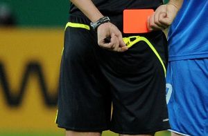 Der Verein zeigt seinem Spieler die Rote Karte. Foto: dpa