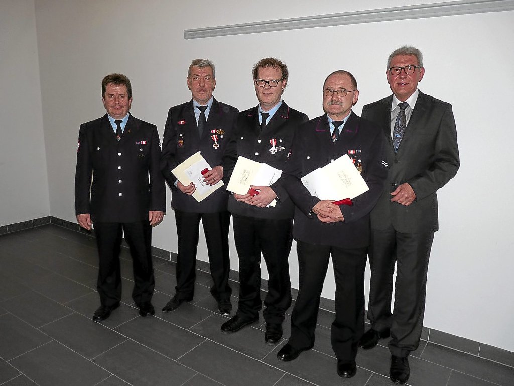Ehrungen (von links): Stefan Possler, Hannes Schätzle, Frank Obert, Rolf Geiger und Bürgermeister Heinz Winkler.
