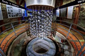 Die Nachbildung des Forschungsreaktors mit 800 Uranwürfeln bildet das Zentrum des Atomkeller-Museums. Foto: Ludewig