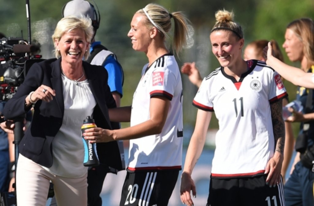Trainerin Silvia Neid freut sich mit ihren Spielerinnen nach dem 4:1-Sieg gegen Schweden über den Einzug ins Viertelfinale bei der Fußball-WM in Kanada.
