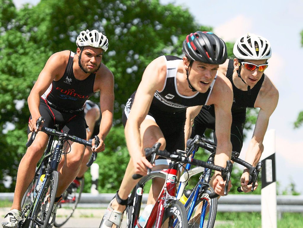Zahlreiche Positionskämpfe waren bei den Triathleten auf der anspruchsvollen Schömberger Radstrecke angesagt.