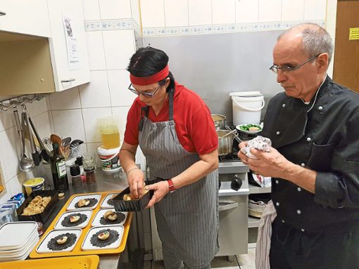 Angela und Tom Grüninger bereiten in der Küche das Menü vor  – ein richtiges Festessen.  Foto: Schimkat