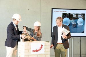 Philipp und Milva Zehnder mit Werksleiter Andreas Berger bei der Grundsteinlegung für das  Center of Climate Foto: bau