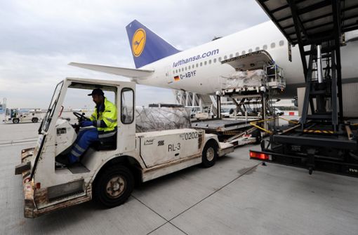 Die Lufthansa lässt Frachtgut bereits mithilfe von Künstlicher Intelligenz verladen. Foto: dpa/Valentin Gensch