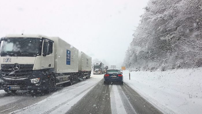 Lastwagen ziehen Schneeketten auf
