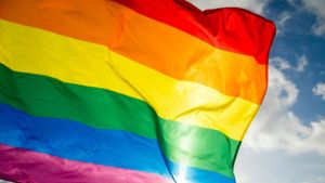 Die Regenbogenflagge steht für Vielfalt und Offenheit und ist ein Zeichen für dir LGBTQAI+ Community. Foto: lazyllama - stock.adobe.com