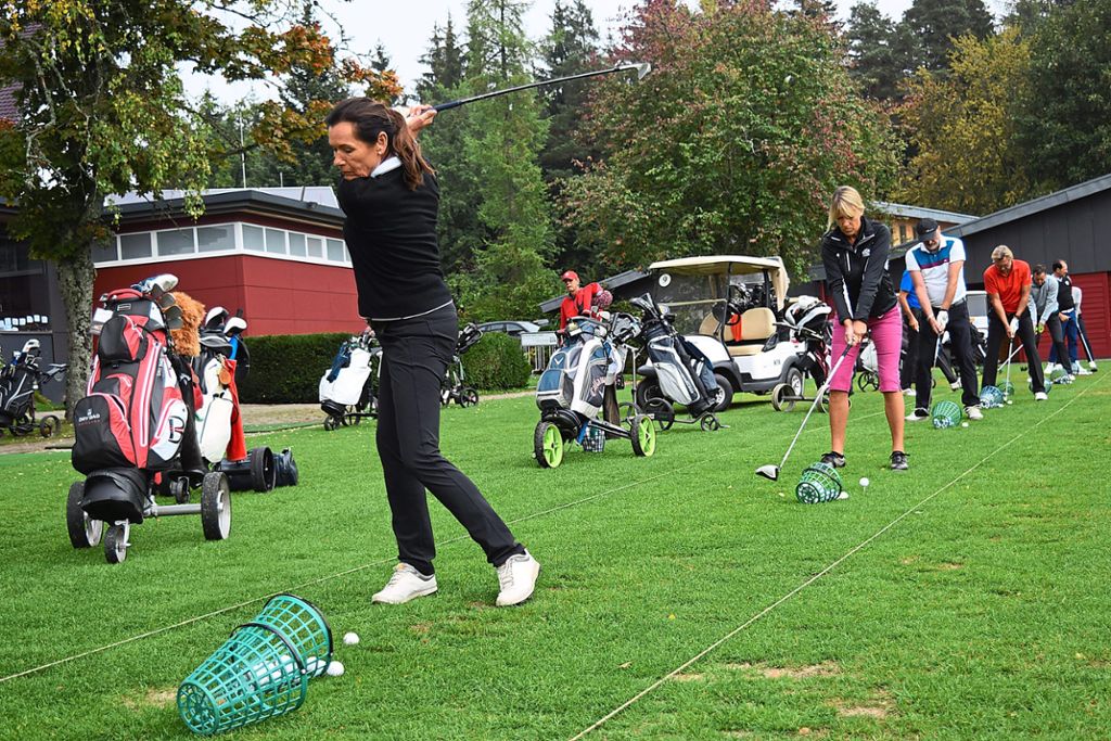 Über 100 Teilnehmer golfen in Königsfeld für den guten Zweck. Fotos: Zelenjuk