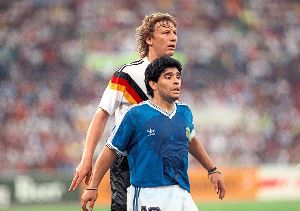 Vor fast genau 25 Jahren deckte  Guido Buchwald (hinten)   den argentinischen Kapitän Diego Maradona im WM-Finale in Rom zu. Deutschland siegte am   8. Juli 1990 am Ende mit 1:0. Nun kommt der damalige Weltmeister nach Überauchen.    Foto: Frank Kleefeldt Foto: Schwarzwälder-Bote