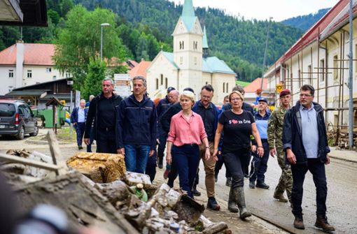 Ist das schon Wahlkampf? EU-Kommissionspräsidentin Ursula von der Leyen (rotes Hemd) macht sich am Mittwoch ein Bild von den Zerstörungen durch die Flut in Slowenien. Foto: AFP/Jure Makovec