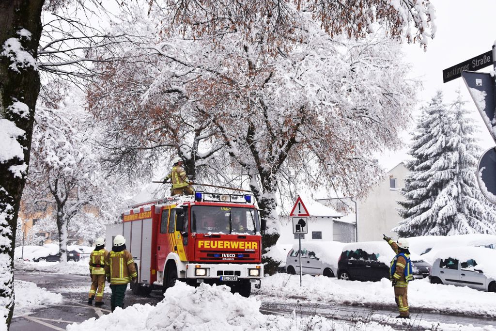 Der Schneefall hat am Wochenende im Raum Albstadt für Verkehrschaos gesorgt. Wegen umgestürzter Bäume waren mehrere Straßen gesperrt. Zum Artikel