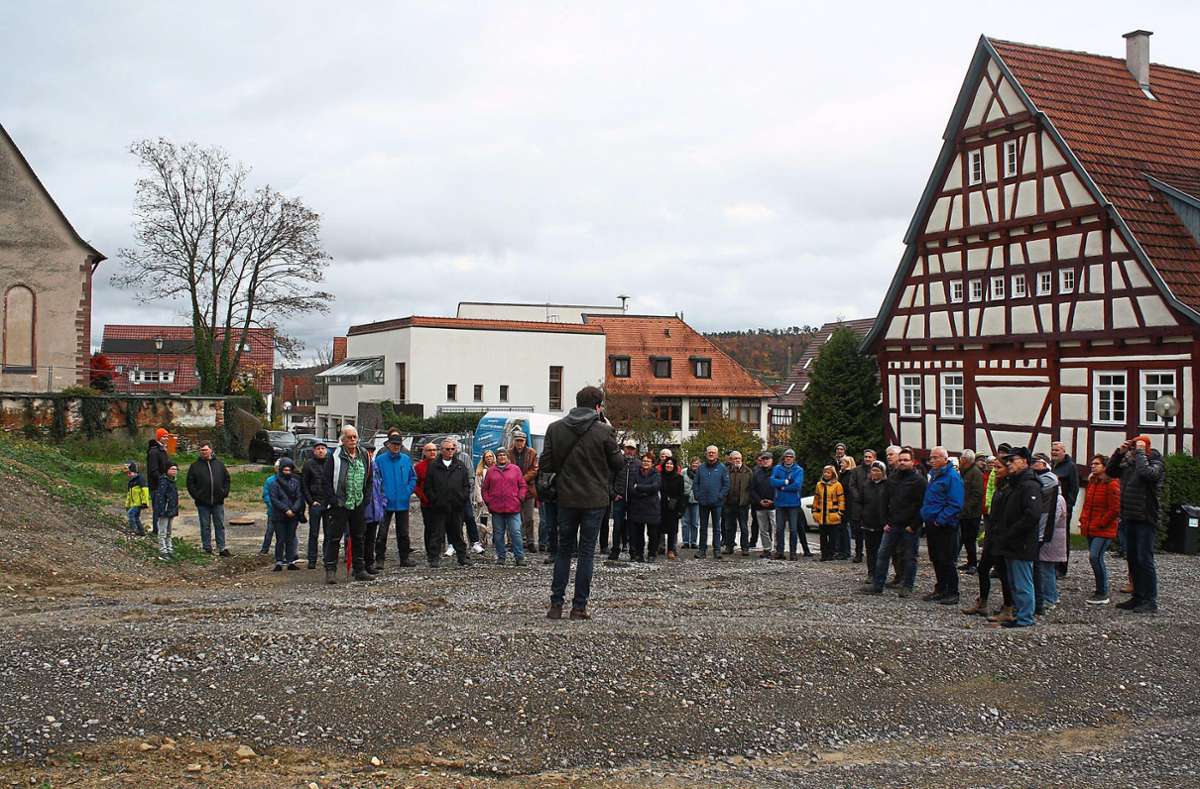 Etwa 60 Bürger kamen zum Ortsrundgang durch Simmozheim. Foto: Biermayer