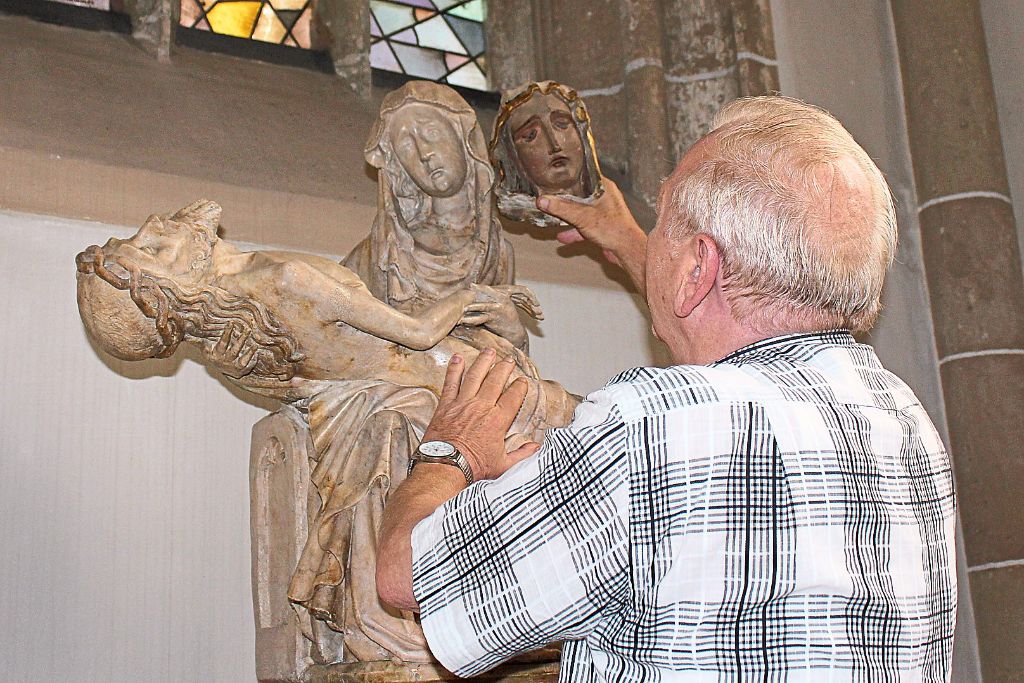 Heimatforscher Franz Geßler vergleicht den alten Kopf der Bildechinger Pieta mit dem des heutigen Kunstwerks. Fotos: Geßler Foto: Schwarzwälder-Bote