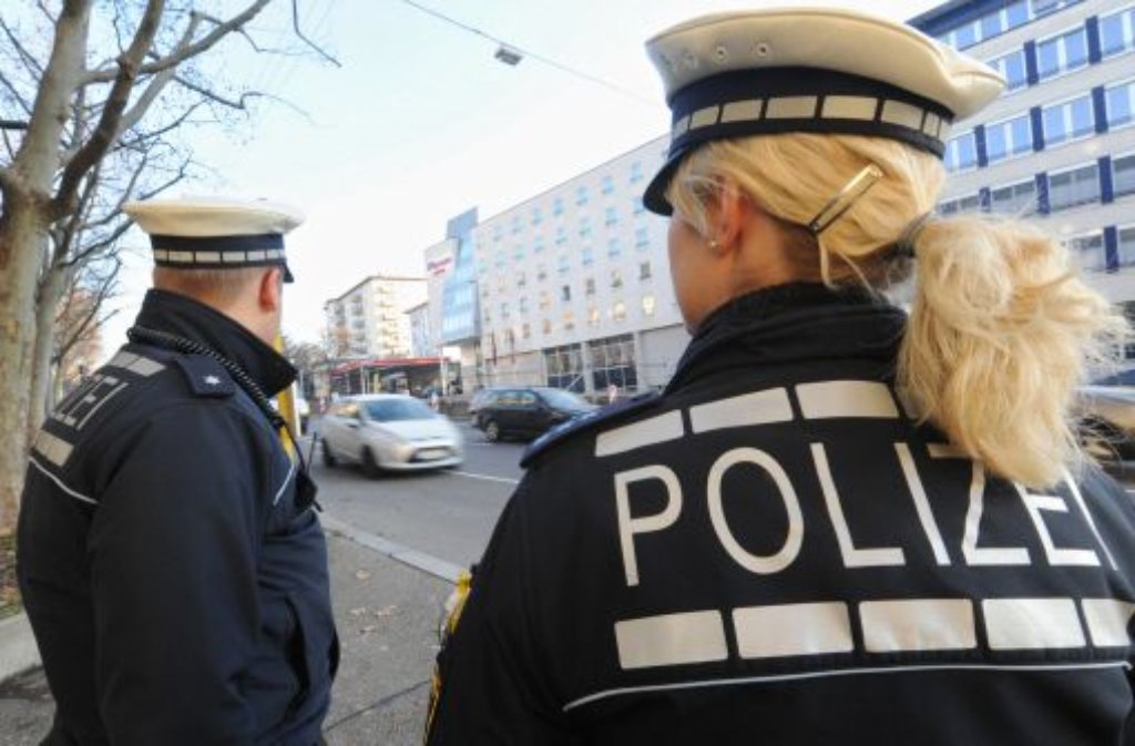Ein unbekannter Mann entblößt sich vor einer Autofahrerin im Stuttgarter Norden. Die Frau ruft die Polizei. (Symbolbild) Foto: Franziska Kraufmann/dpa