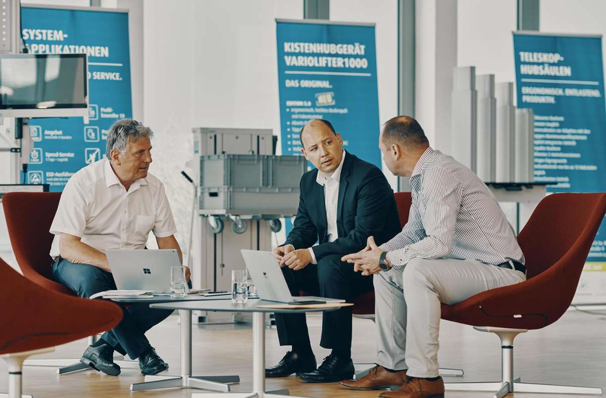 Gemeinsam im Gespräch: Christian Ruf (Mitte) mit den Geschäftsführern Siegfried Kummer (links) und Marc Blessing (rechts). Foto: Pudimat