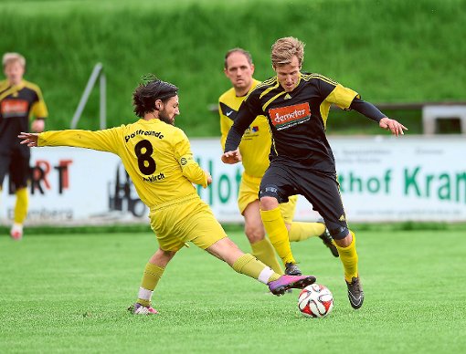 Mit einem langen Bein gestoppt: Der VfL Riedböhringen (rechts) landete einen knappen 1:0-Heimerfolg gegen die Sportfreunde Neukirch.  Foto: Kienzler Foto: Schwarzwälder-Bote