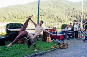 Mit Akrobatik und Jonglage mit Äpfeln und Fackeln begeisterte das Duo Globulini Foto: Kern