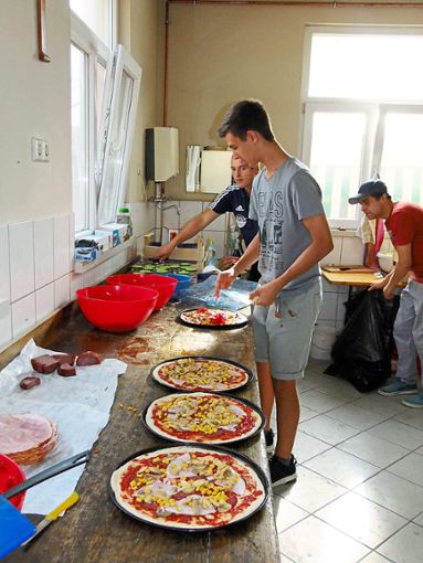 Reges Treiben herrscht in der Küche beim Backhausfest. Sportler bereiten leckere Pizzas und Kuchen. Foto: Merz Foto: Schwarzwälder Bote