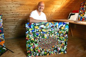Der Freudenstädter Künstler Albrecht Behmel zeigt in seinem Studio das Gemälde Die Magie der Schwärme gefertigt im Stil der Pop Art. Foto: Keck Foto: Schwarzwälder Bote