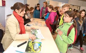 Bürgermeisterin Annick Grassi steht den Kindern bei der Kinderbibelwoche Rede und Antwort.  Fotos: Maier Foto: Schwarzwälder Bote