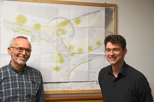 Ortsvorsteher Reinhard Merkle (links) und Planer Marius Weißhaupt stellen die Pläne zur Neugestaltung der Dorfmitte vor. Foto: Schwarzwälder Bote
