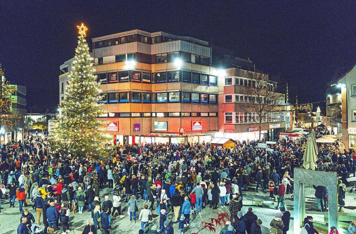 Gerade erst abgebaut, soll er mit dem Weihnachtsbaum-Leuchten am 1. Dezember wieder erstrahlen: der prächtige Christbaum auf dem Vorstadtplatz.