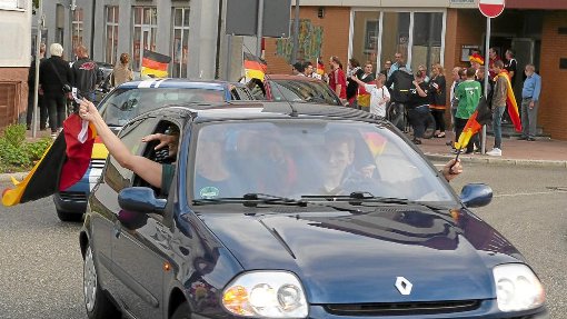 Autos mit Deutschland-Fähnchen kurvten um den Kreisverkehr beim Stadtbahnhof, und an den Straßenrändern feierten viele Fans den Sieg der deutschen Mannschaft. Foto: Breitenreuter