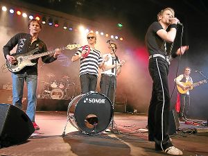 Die Musik von Queen lässt die Band Flash um Sänger Markus Engelstädter wieder lebendig werden. Foto: Schwarzwälder-Bote