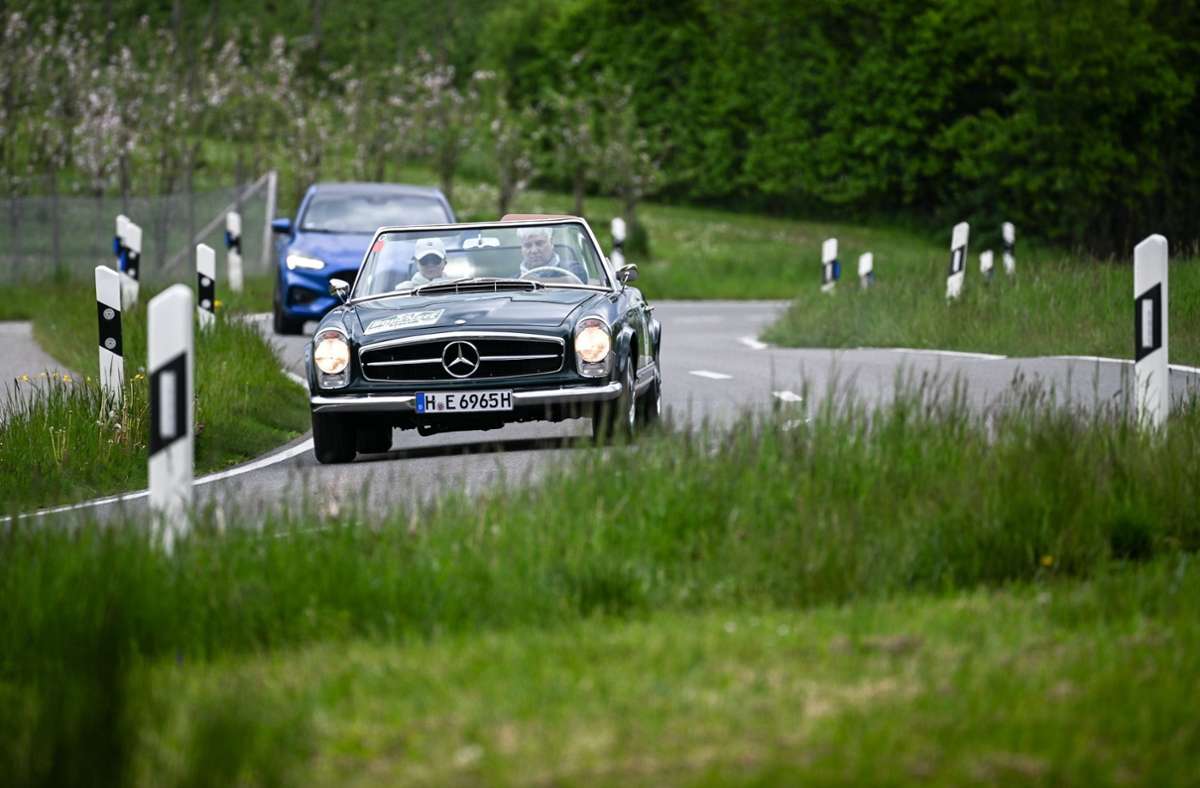 Ein Mercedes-Benz 230 SL Pagode nimmt auch an der Rallye teil. Foto: dpa/Felix Kästle