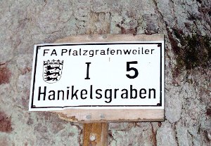 Auf den Hannikelsgraben weist ein Schild im Wald hin. Dort kann man mit etwas Glück bis Ende September einen Schatz finden. Foto: Schwarzwälder-Bote