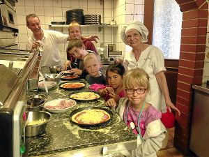Sieht ja schon lecker aus: Kinder beim Pizza-Backen in der Schenkenburg.  Foto: Schmidtke Foto: Schwarzwälder-Bote