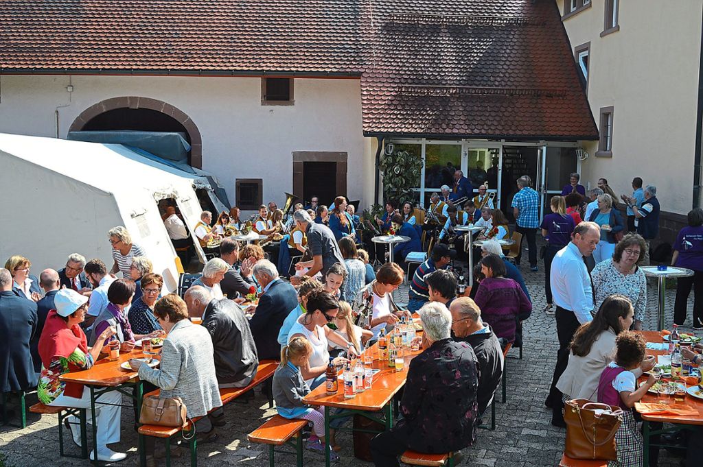 Bei bestem Wetter sind viele Christen zum Pfarrfest in Fischbach gekommen.  Fotos: Bantle