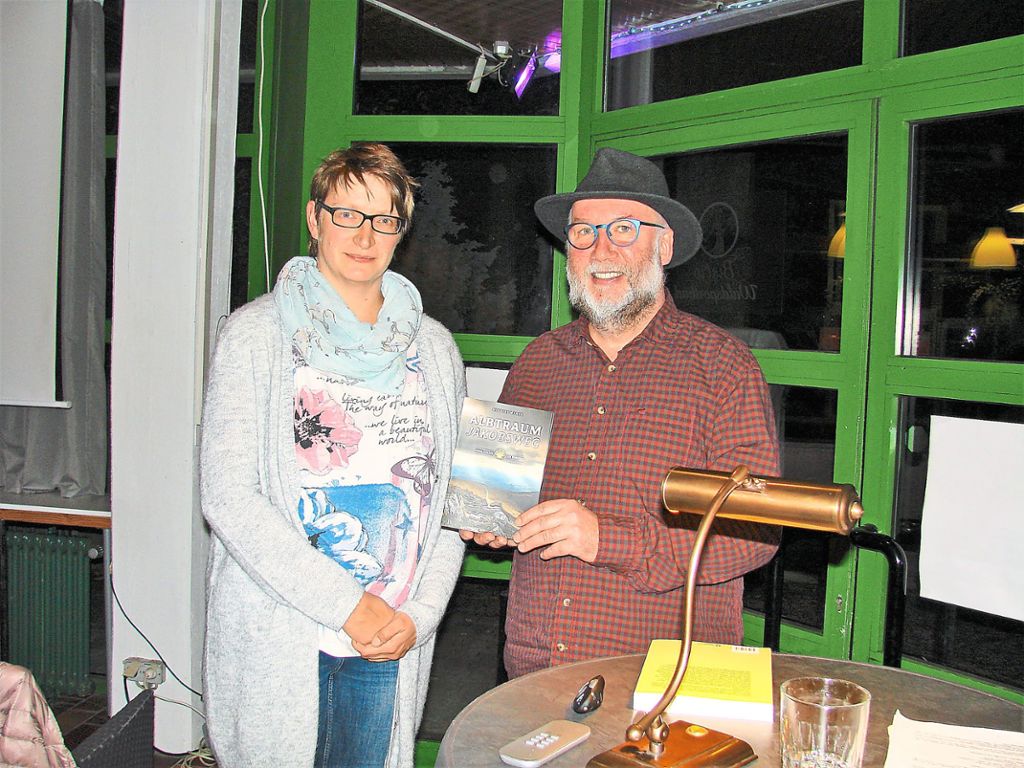 Buchhändlerin Madlen Schlak und Schriftsteller Herbert Noack mit seinem zweiten Band der Trilogie.  Foto: Stein Foto: Schwarzwälder Bote
