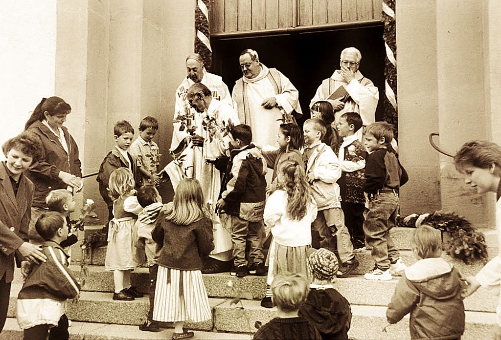 Pater Augustin Fleig wird anlässlich seines Priesterjubiläums von Kindern mit Blumen überrascht.  Fotoss: Archiv